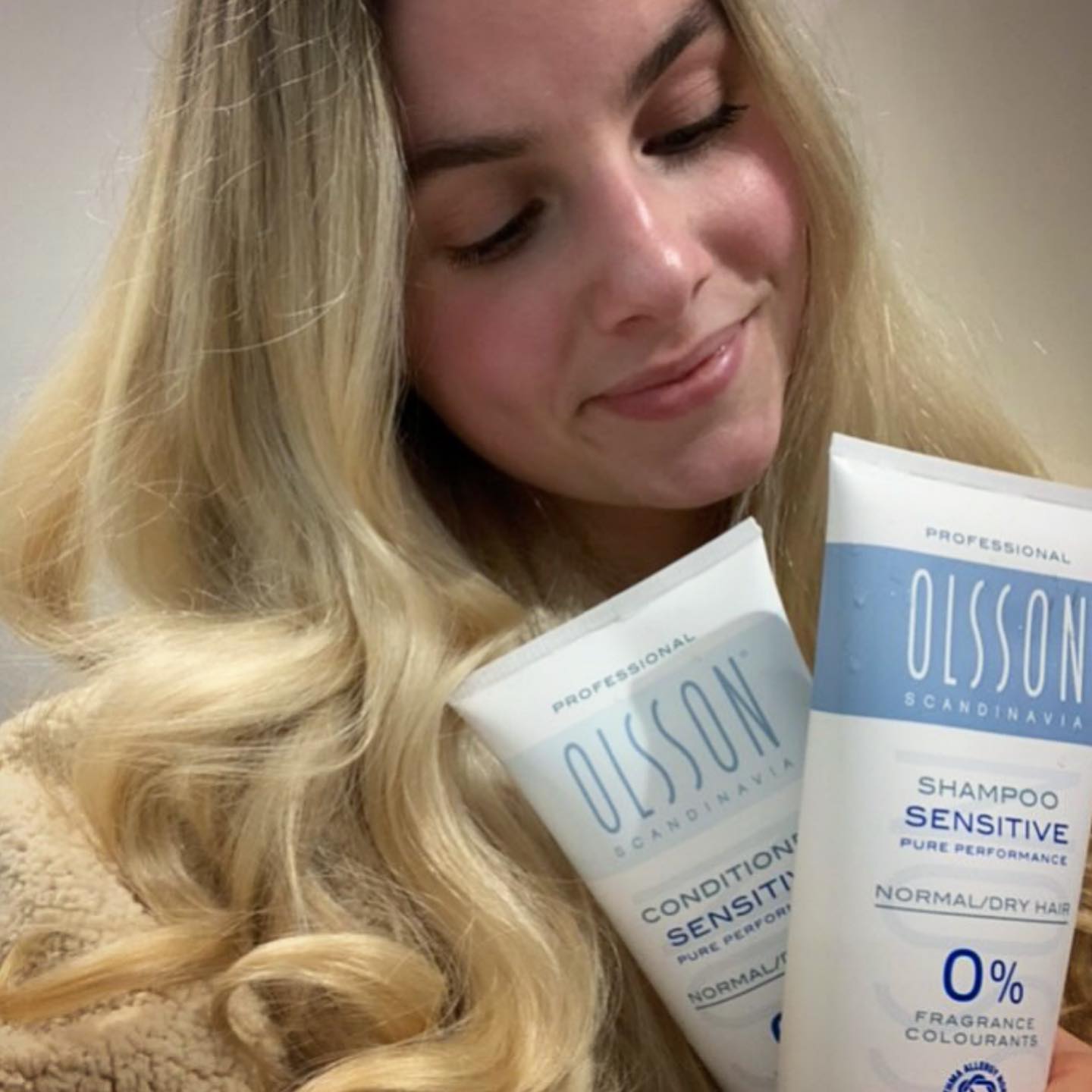 Emily (Olsson Product Reviewer). Holds a bottle of Olsson Scandinavia Sensitive Shampoo and Sensitive Conditioner.